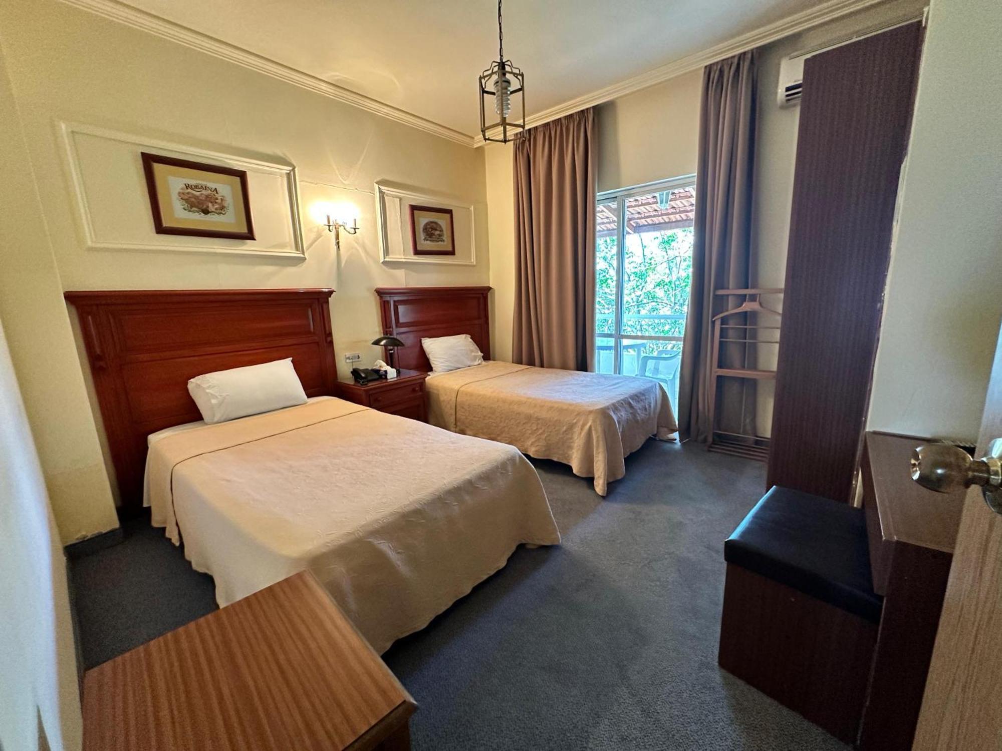 Le Crillon Hotel Броумана Екстериор снимка