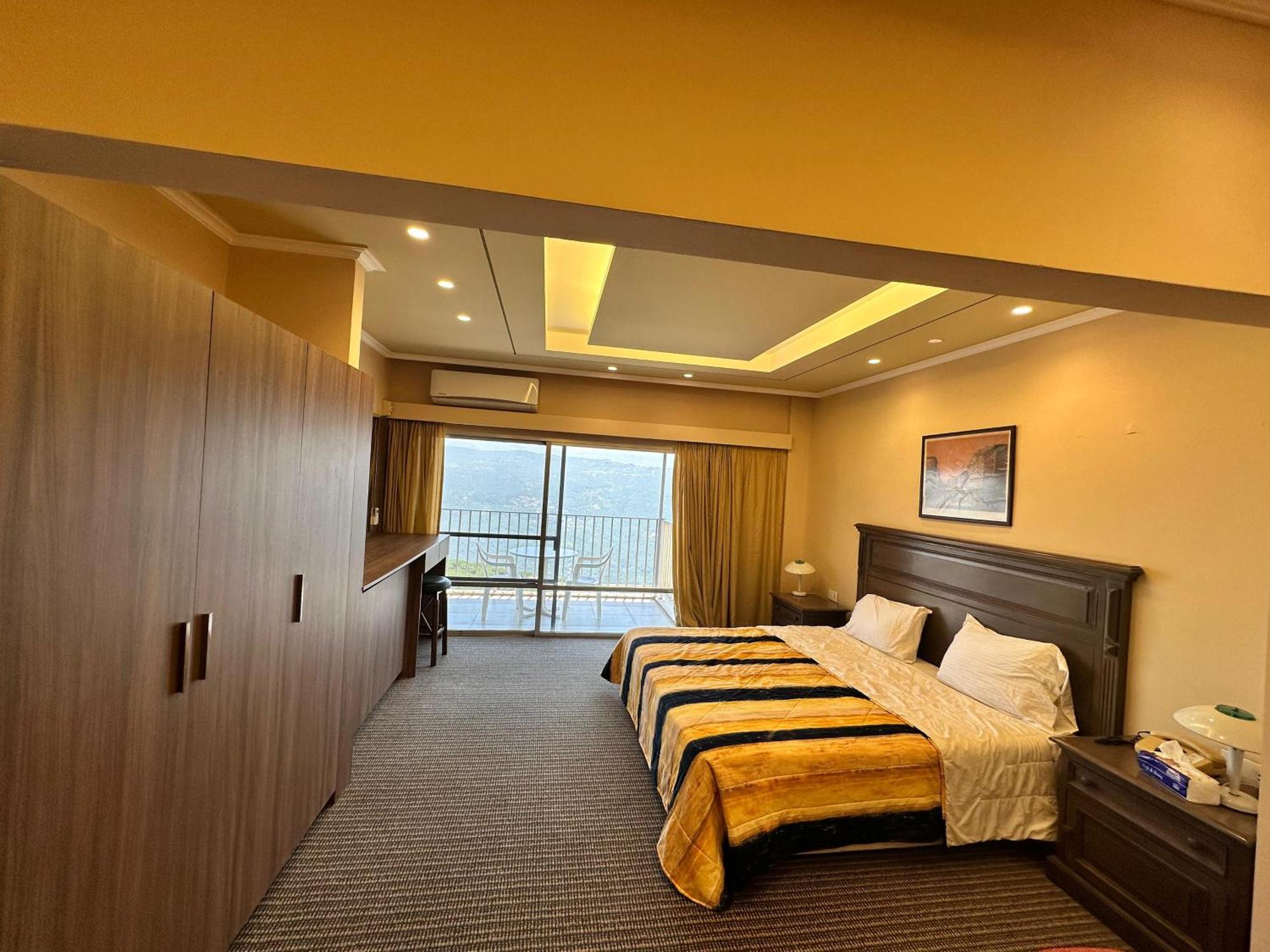 Le Crillon Hotel Броумана Екстериор снимка