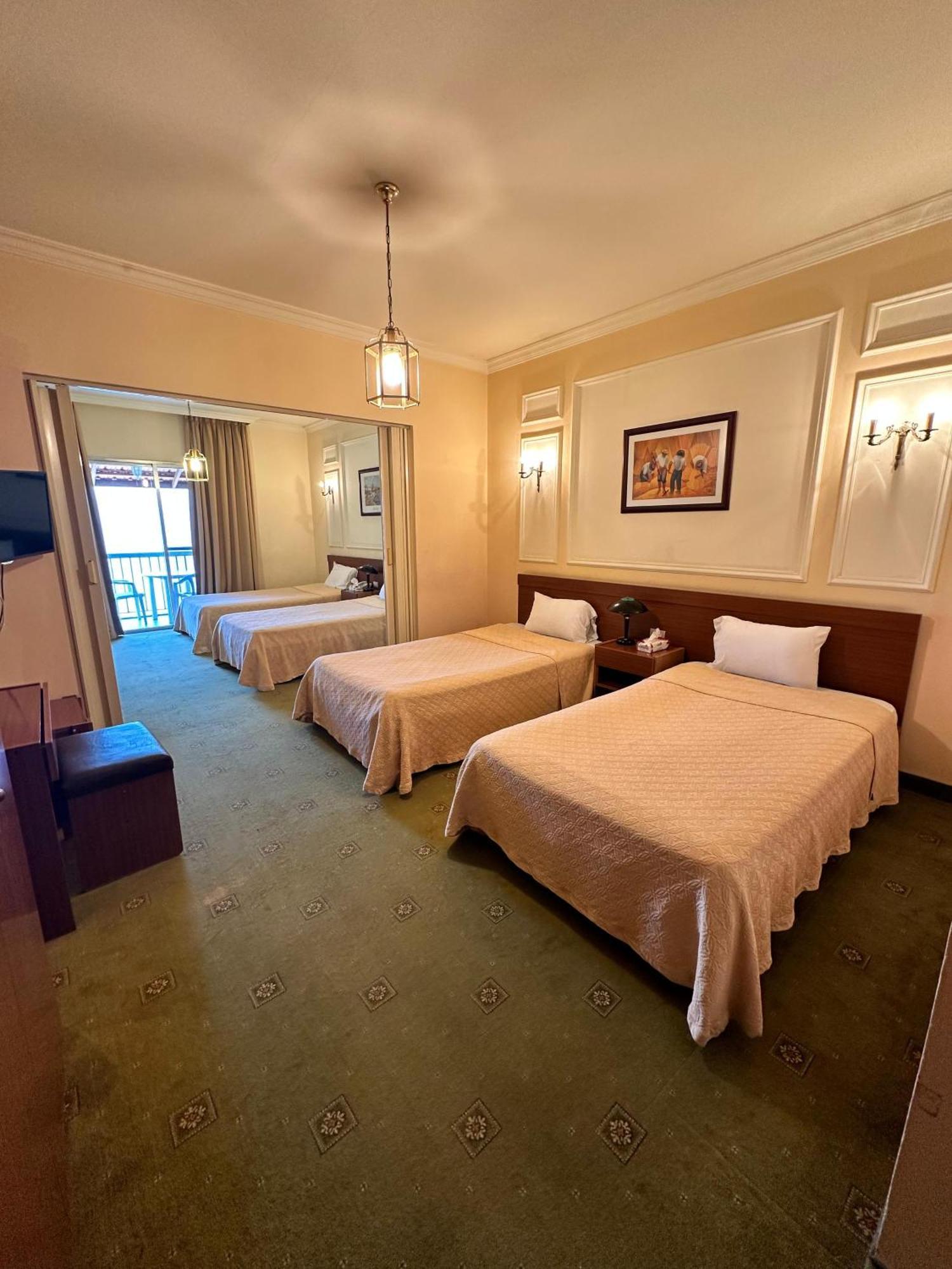 Le Crillon Hotel Броумана Екстериор снимка