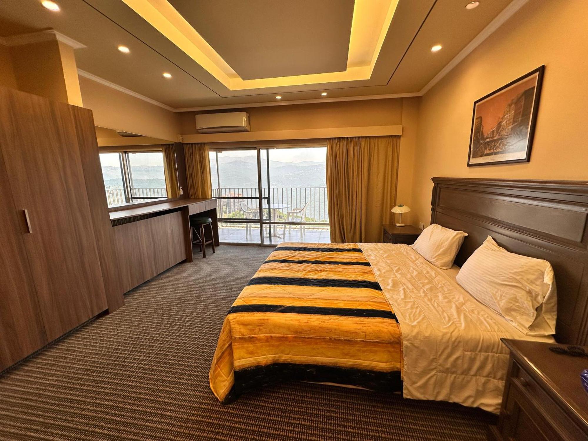 Le Crillon Hotel Броумана Екстериор снимка